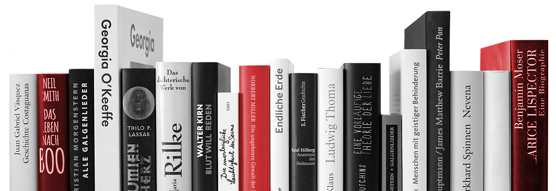 Ausschnitt Buchreihe mit unterschiedlich großen Büchern in Schwarz/Weiss mit roten Akzenten